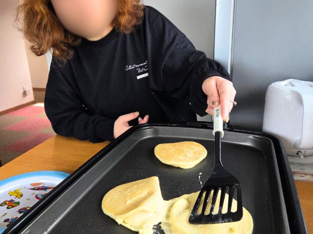 ホットケーキを焼く利用者