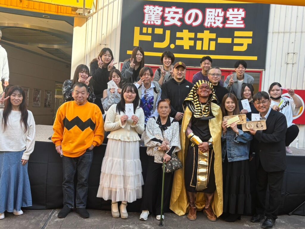 カラオケ大会の集合写真