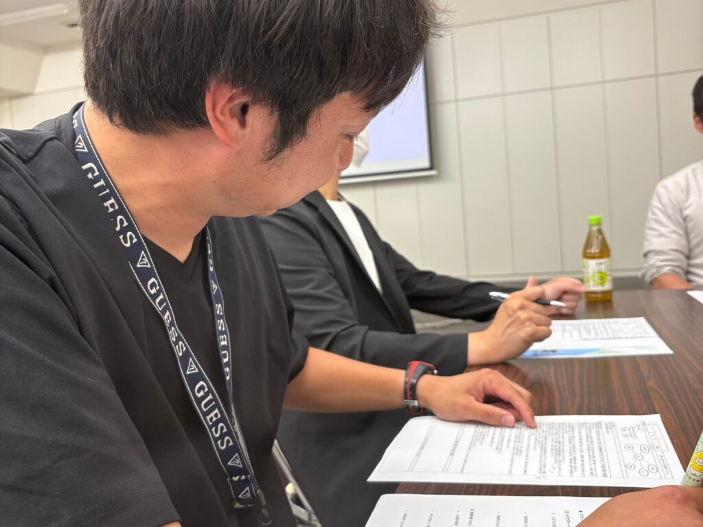 集中して講義に参加する男性