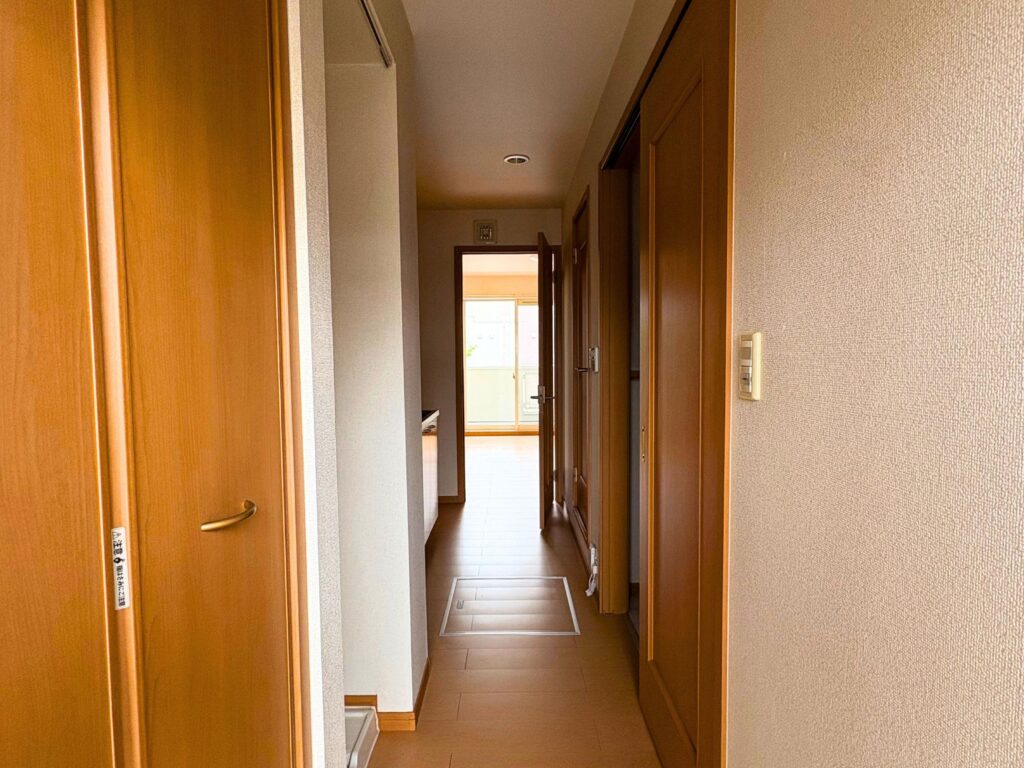 ヨモギの部屋に入ってすぐ
