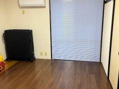 小松GH　室内　ベッドとエアコン